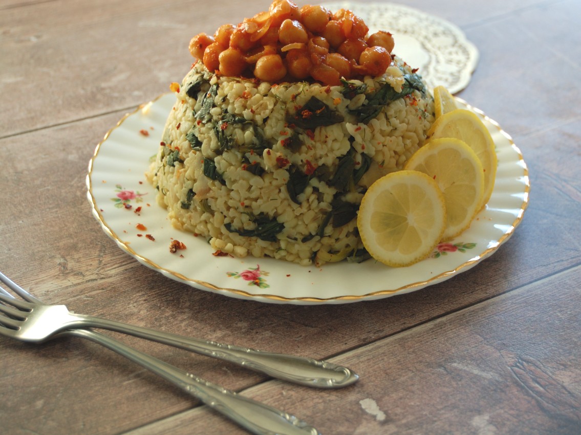 Turkish spinach and lemon bulgur pilaf with dill and chickpeas
